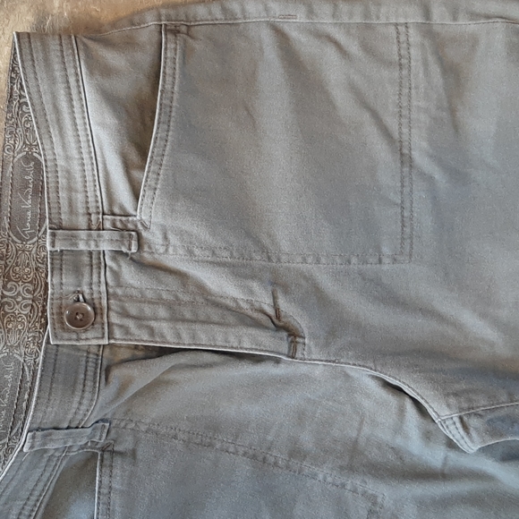 GloriaVanderbilt Green Shorts - Picture 3 of 6